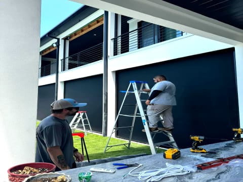 V-Track multi-screen motorized installation