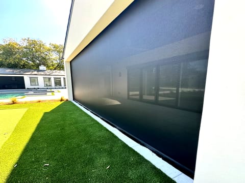 V-Track side panel motorized screen