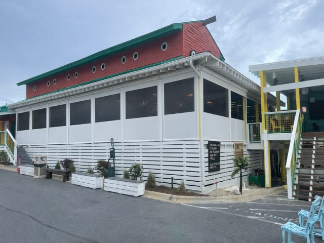 V-Track screen system on restaurant patio in Converse