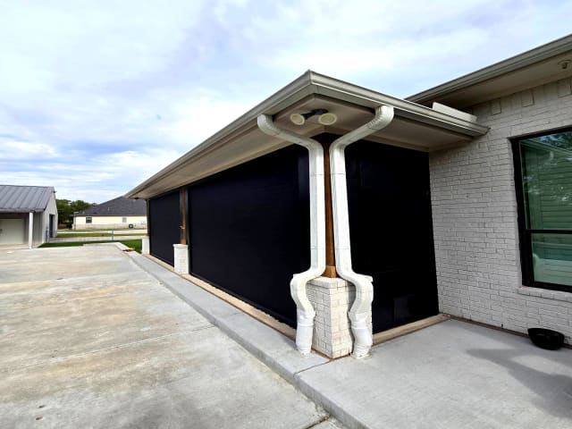 V-Track screen system on restaurant patio in Fort Worth