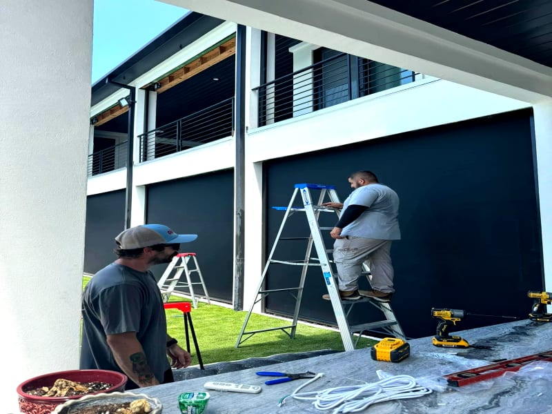 V-Track multi-screen motorized installation