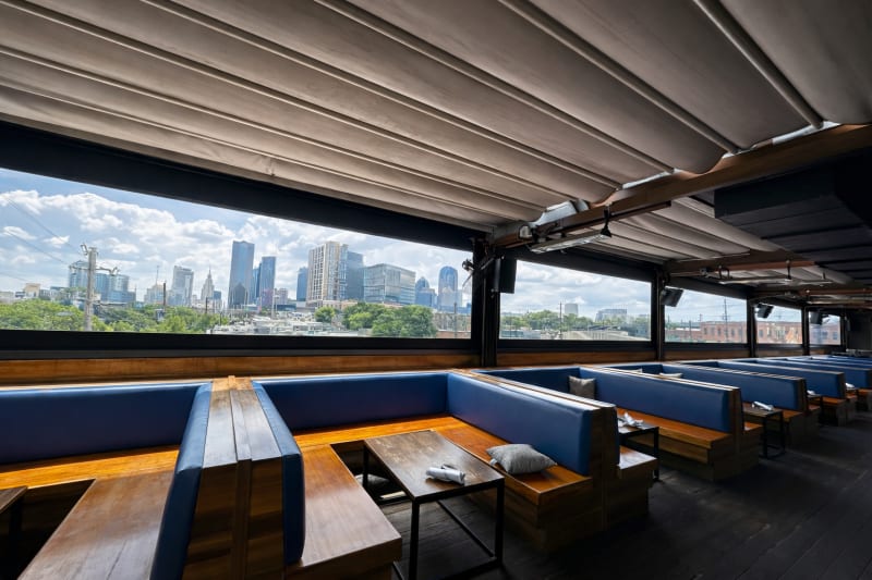 Motorized commercial screen system withstanding wind conditions on restaurant patio