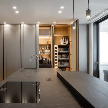 Spotlight on the ‘sunny’ design of kitchens made with FENIX NTA in Acciaio Hamilton