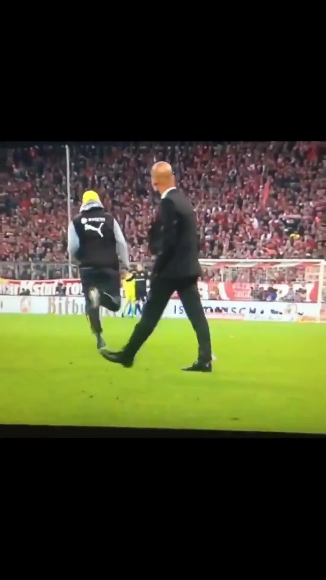 Klopp Running Past Guardiola Backwards