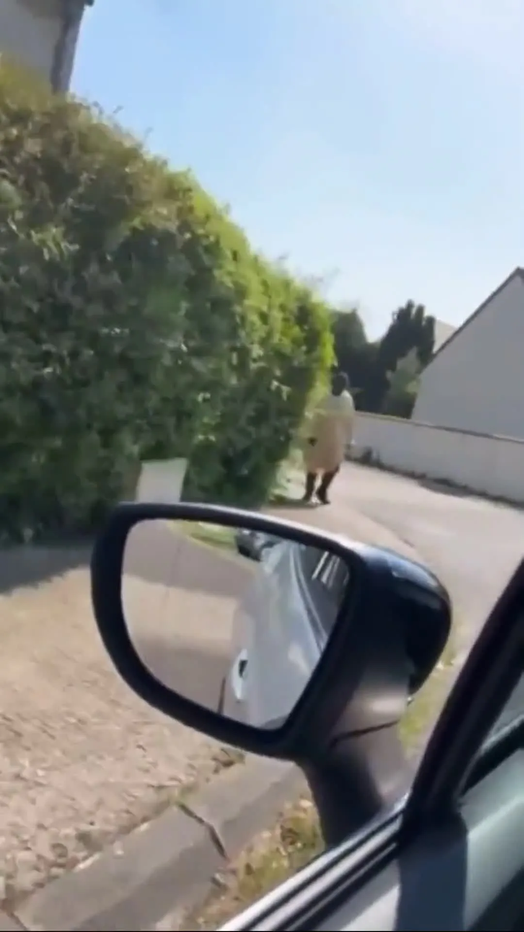 Guy Sprints When He Hears Police Siren