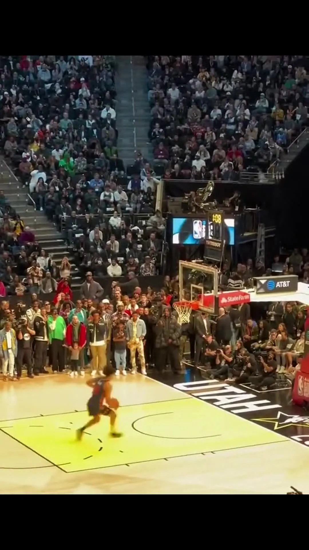 Jericho Sims struggles with paper at dunk contest