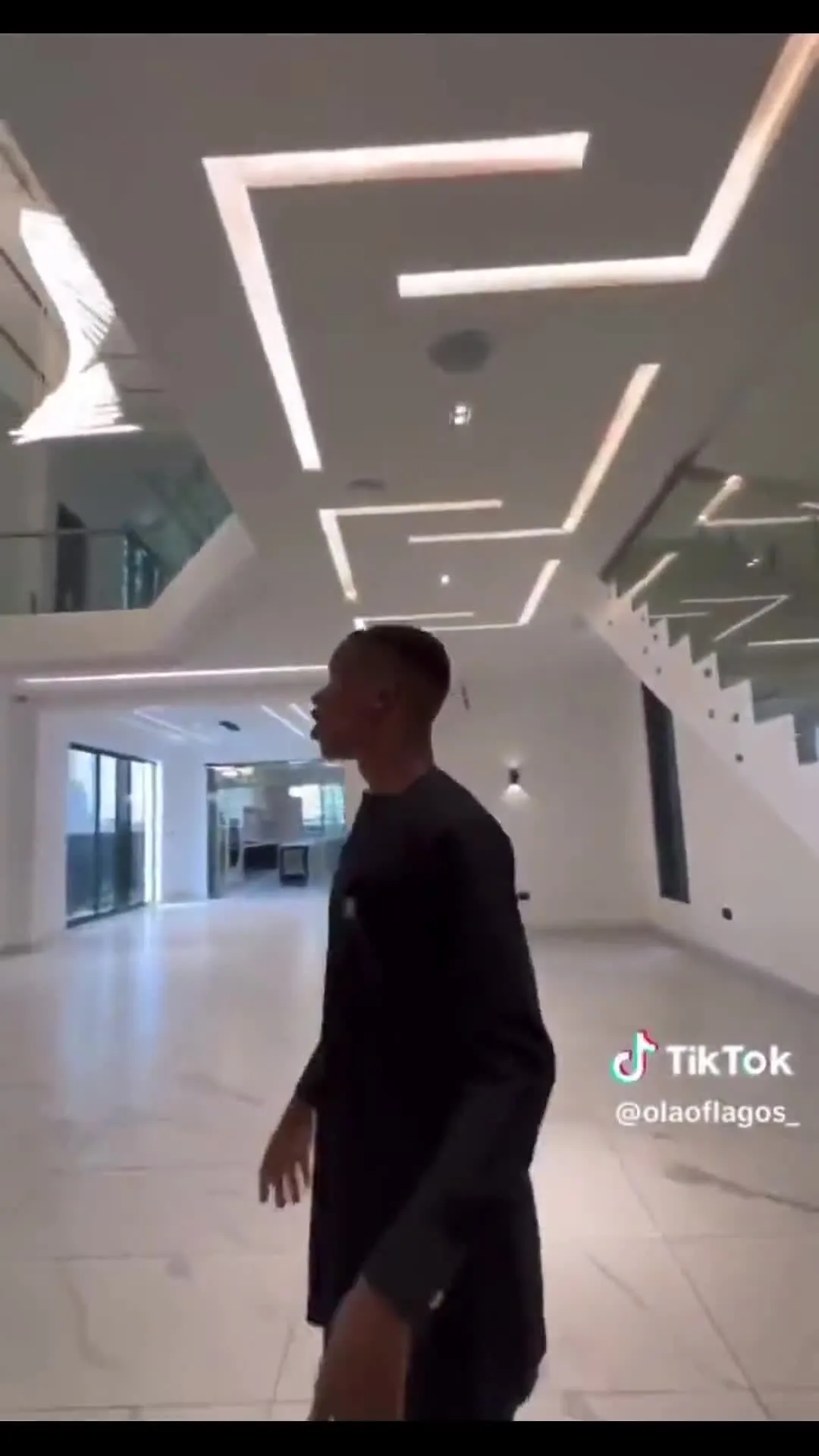 Real estate agent loses it over massive house