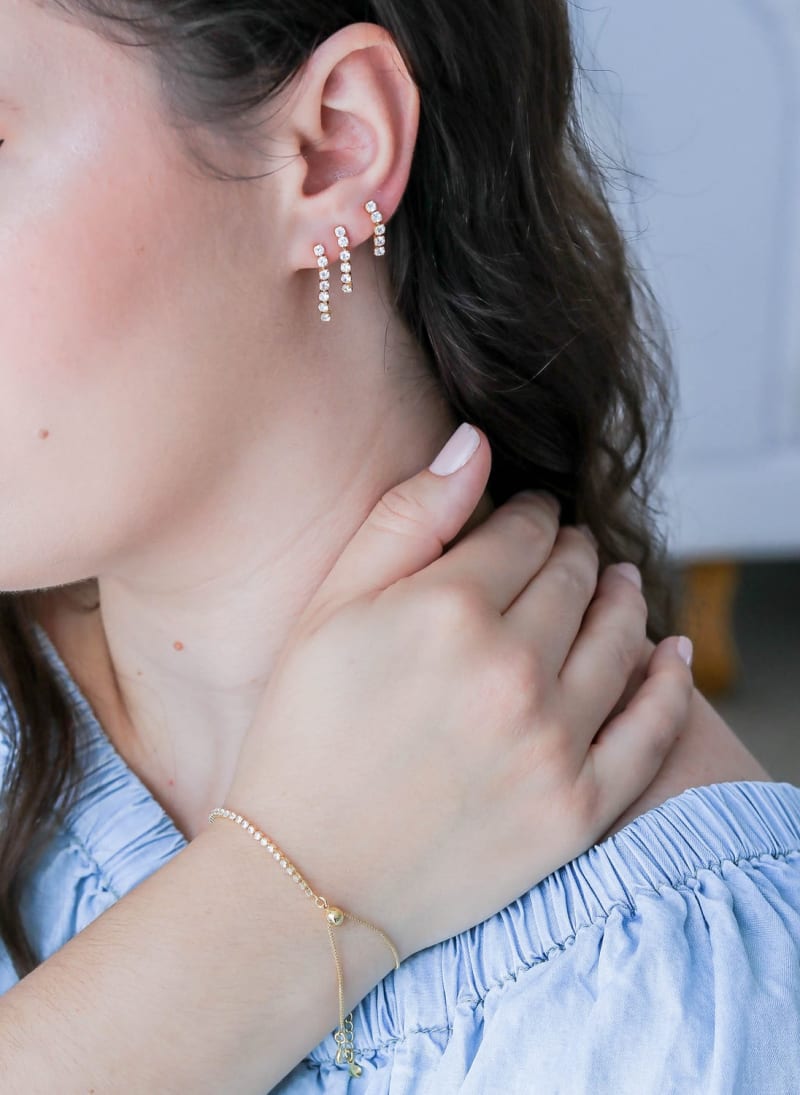 Brinco Bar Vertical Zircônia Cravejada banhada a ouro 18k — TK Semijoias