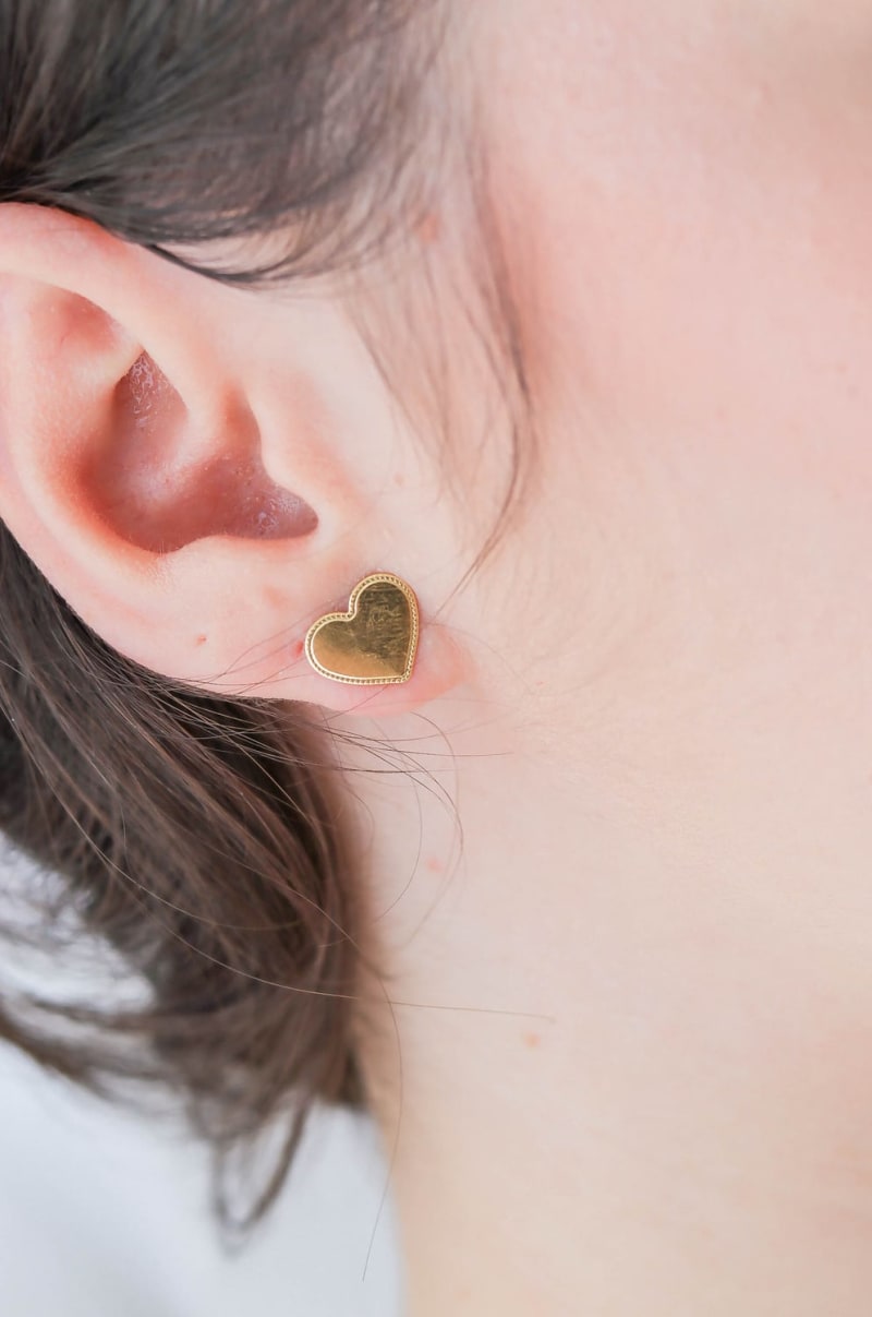 Brinco Coração Dourado com Bordas Trabalhadas banhada a ouro 18k — TK Semijoias
