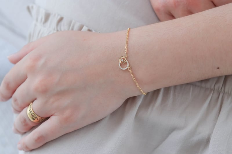 Pulseira Elo Português com Pingente Floral banhada a ouro 18k — TK Semijoias