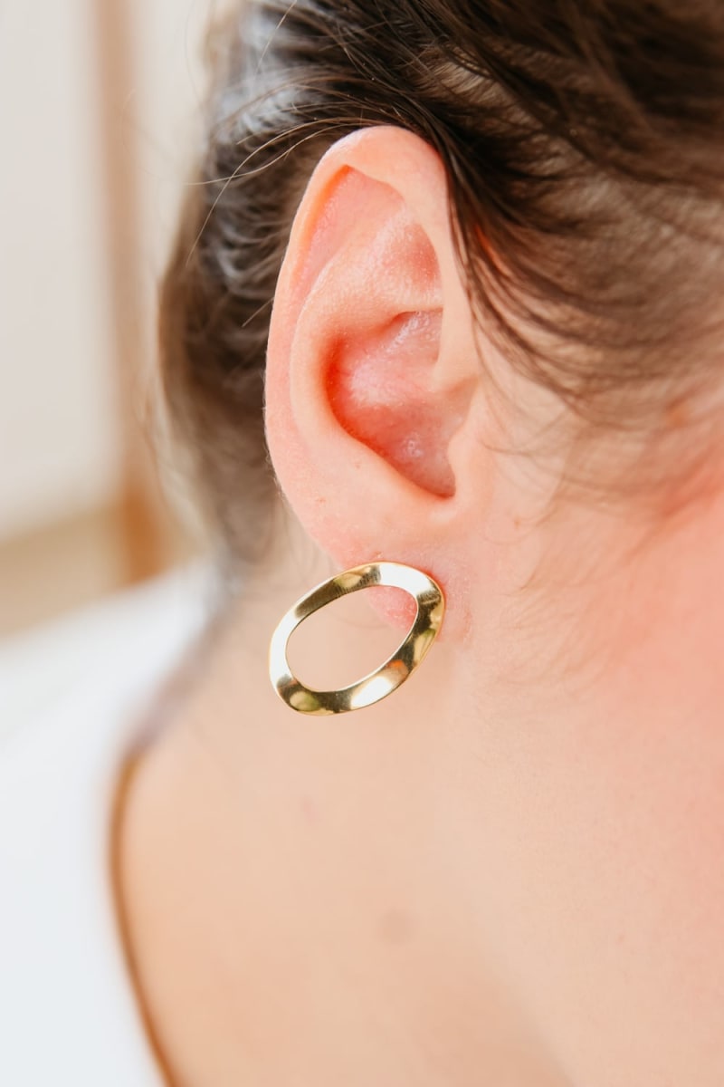 Brinco Pressão Oval Orgânico Liso banhada a ouro 18k — TK Semijoias