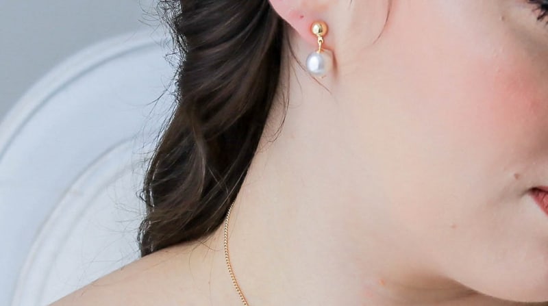 Brinco Pendente Pérola com Bolinha Dourada banhada a ouro 18k — TK Semijoias
