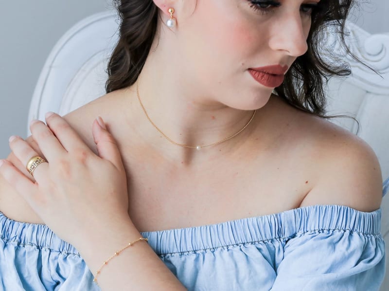 Brinco Pendente Pérola com Bolinha Dourada banhada a ouro 18k — TK Semijoias