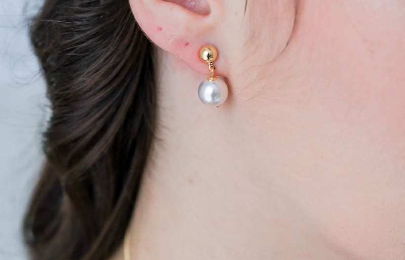 Brinco Pendente Pérola com Bolinha Dourada banhada a ouro 18k — TK Semijoias