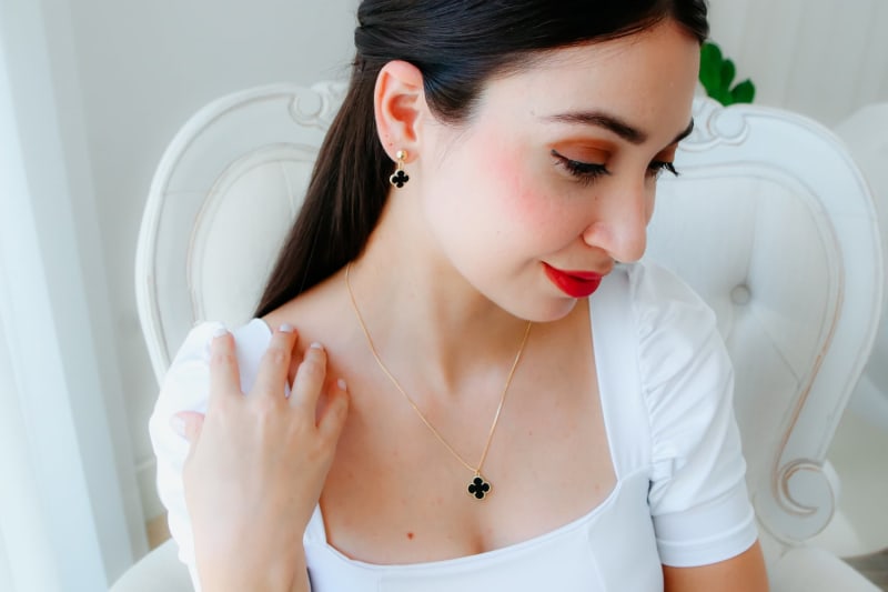 Colar Corrente Pingente Trevo Pedra Negra banhada a ouro 18k — TK Semijoias