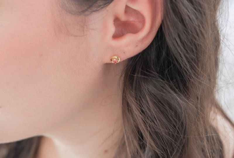 Brinco Pressão Florzinha Zircônia Rosa banhada a ouro 18k — TK Semijoias