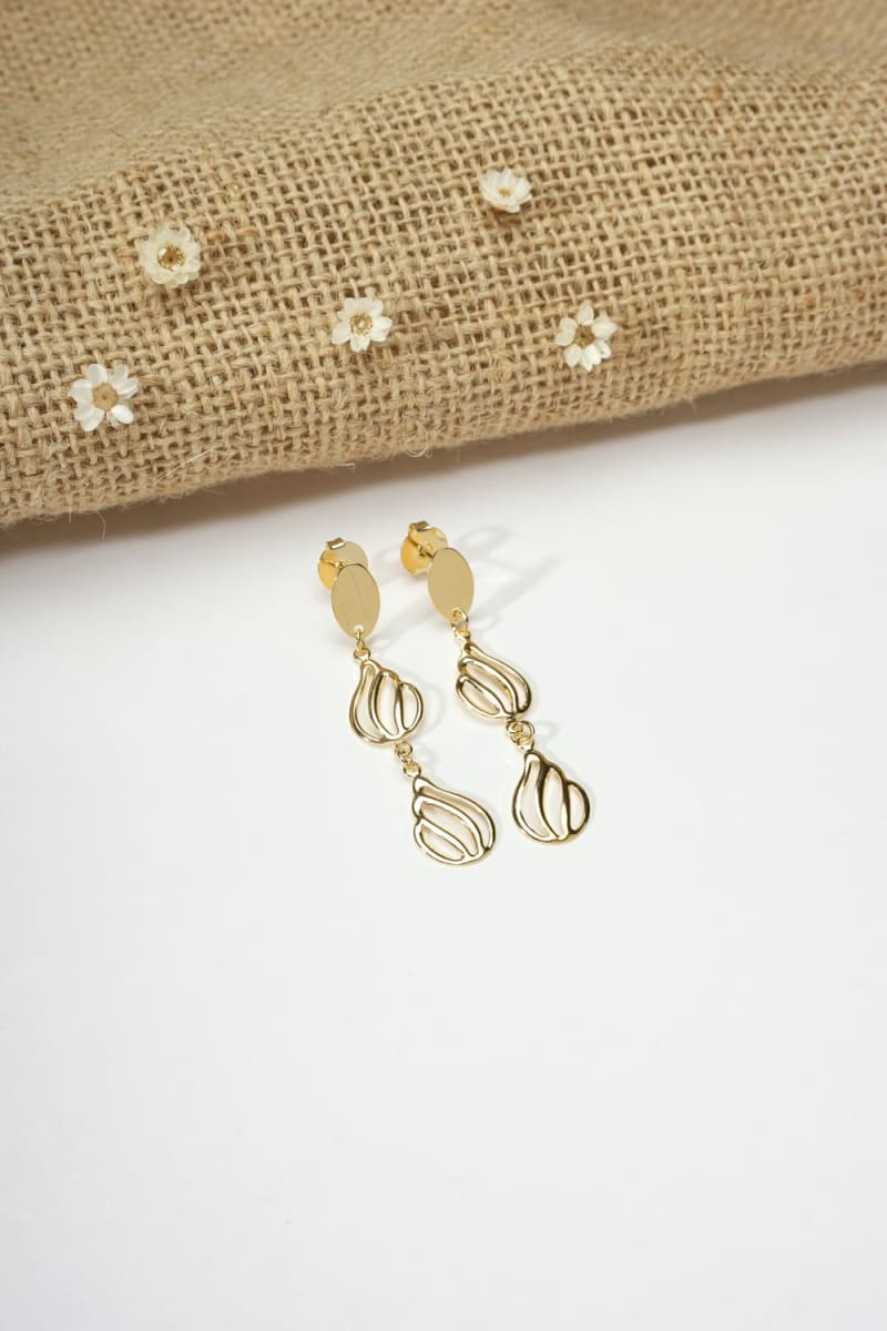 Brinco Oval com Gotinhas Trabalhadas banhada a ouro 18k — TK Semijoias