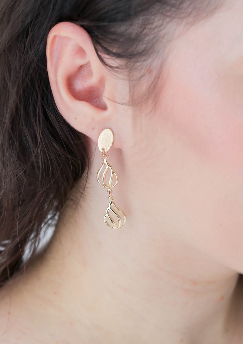 Brinco Oval com Gotinhas Trabalhadas banhada a ouro 18k — TK Semijoias