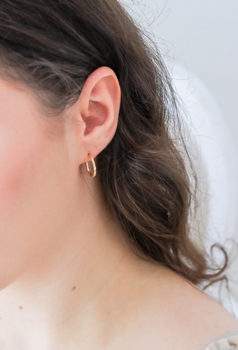 Brinco Argola Lisa Pequena Dourada banhada a ouro 18k — TK Semijoias