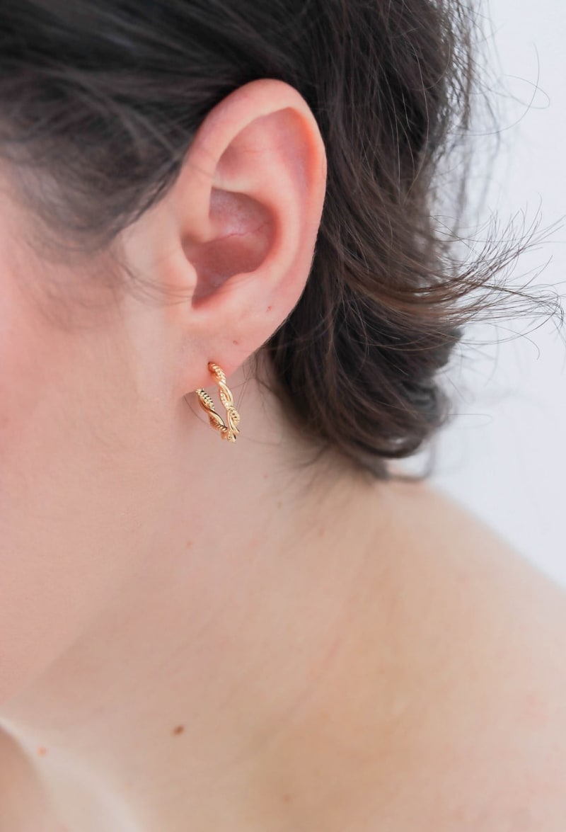 Brinco Argola Trançada Pequena Dourada banhada a ouro 18k — TK Semijoias