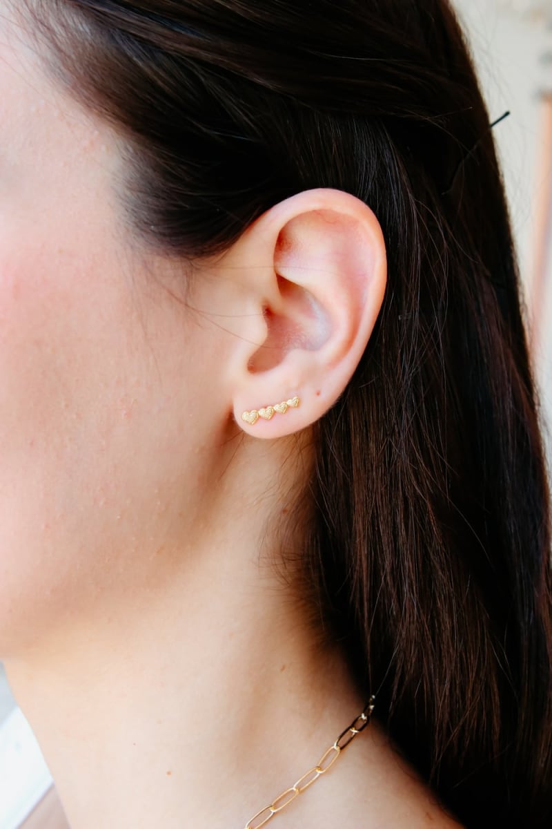 Brinco Ear Climber Corações em Fila banhada a ouro 18k — TK Semijoias