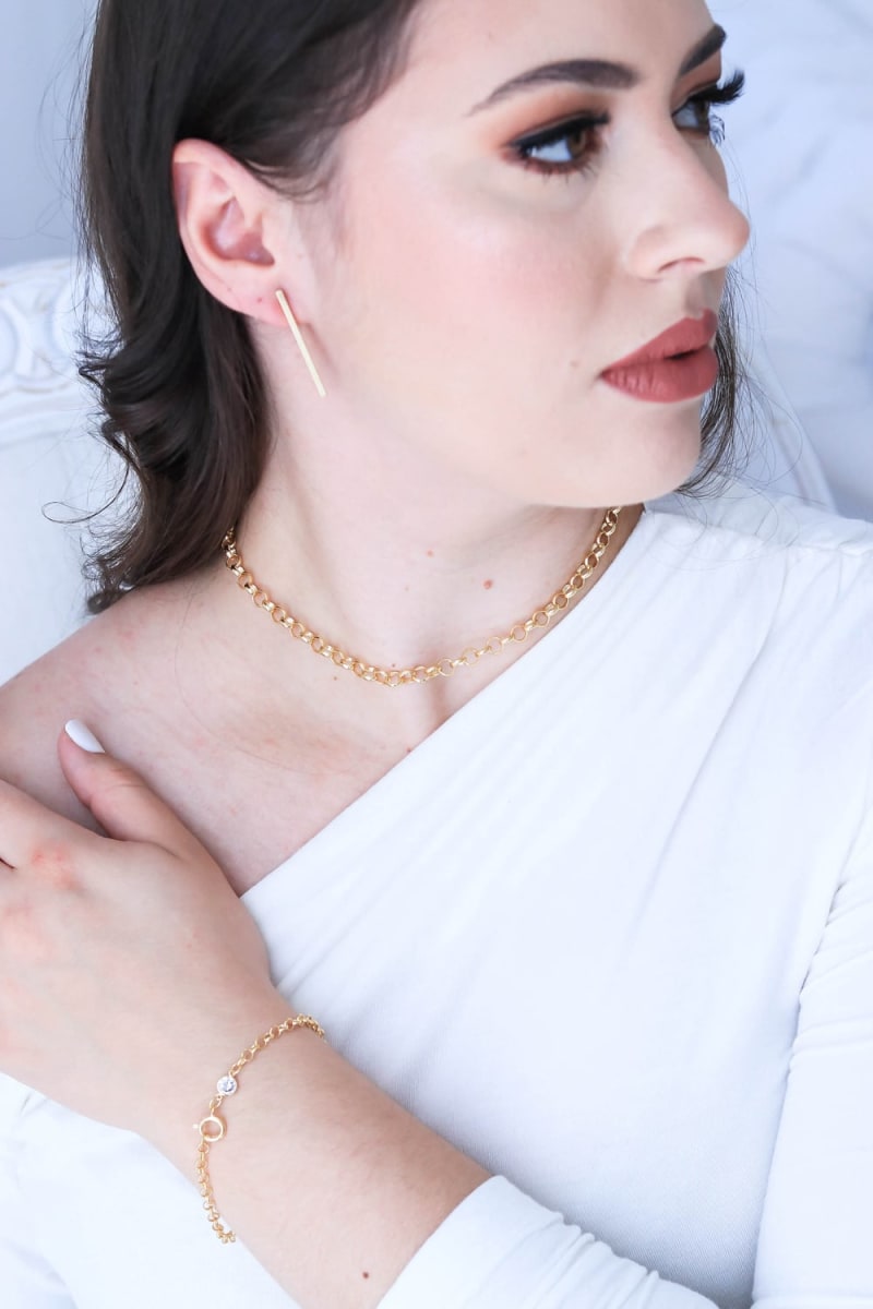 Brinco Haste Linear Fino Dourado banhada a ouro 18k — TK Semijoias