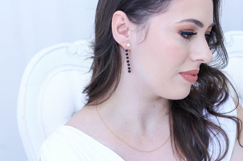 Brinco Pendente Cristal Negro Corrente banhada a ouro 18k — TK Semijoias