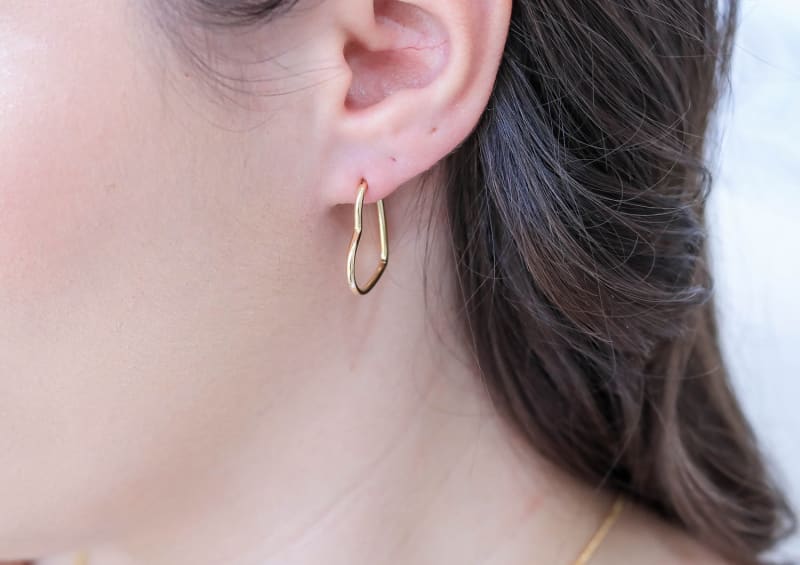 Brinco Argola Orgânica Gota Aberta banhada a ouro 18k — TK Semijoias