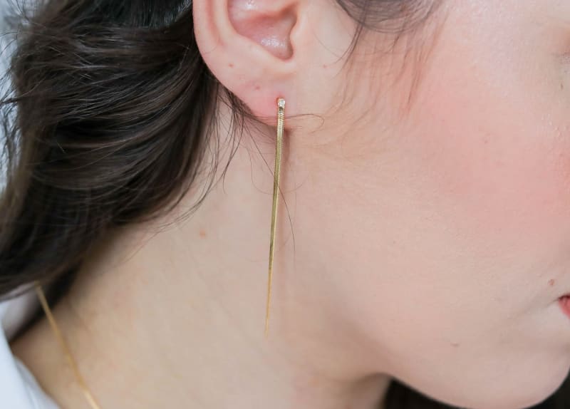 Brinco Ear Pin Longo Fino Dourado banhada a ouro 18k — TK Semijoias