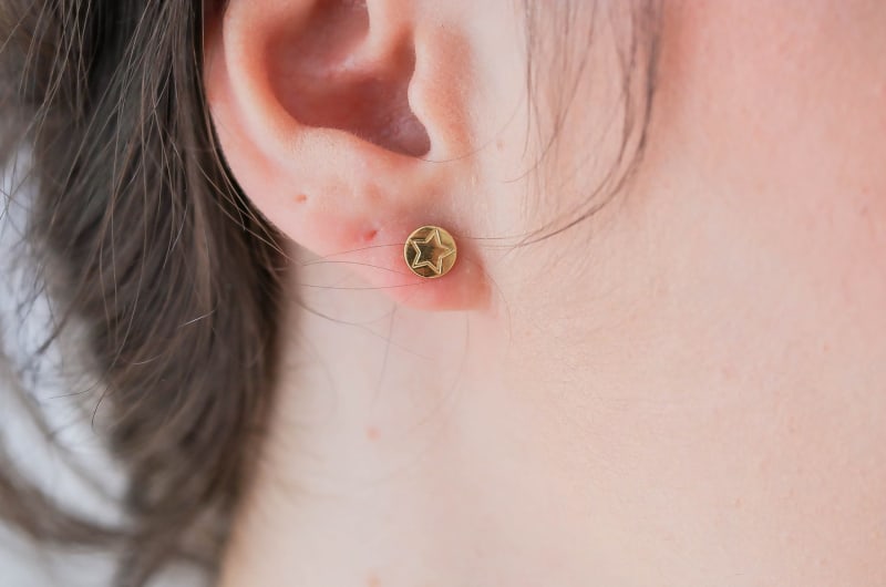 Brinco Estrela Radiante banhada a ouro 18k — TK Semijoias