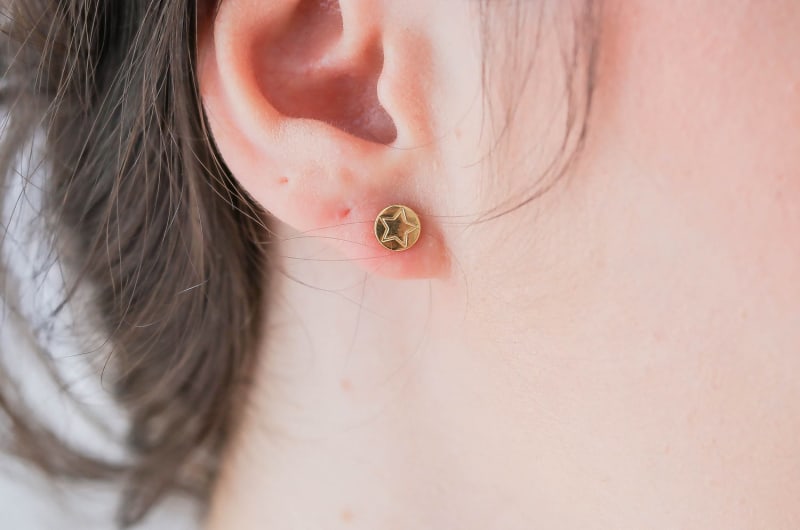 Brinco Estrela Radiante banhada a ouro 18k — TK Semijoias