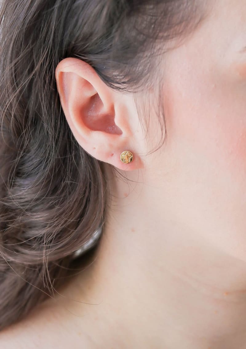Brinco Estrela Radiante banhada a ouro 18k — TK Semijoias
