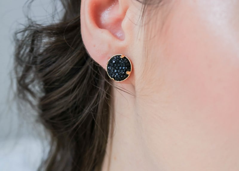 Brinco Pressão Drusy Pedra Negra banhada a ouro 18k — TK Semijoias