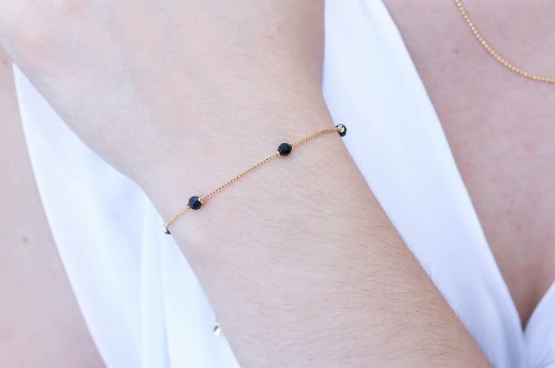 Pulseira Veneziana com Esferas Pretas banhada a ouro 18k — TK Semijoias