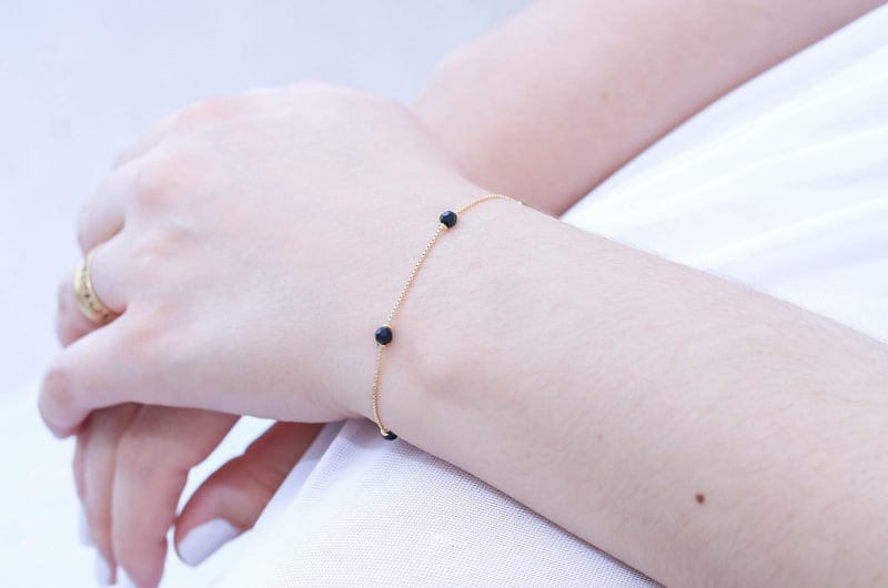 Pulseira Veneziana com Esferas Pretas banhada a ouro 18k — TK Semijoias