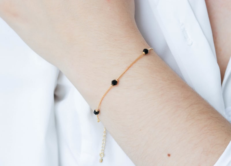 Pulseira Veneziana com Esferas Pretas banhada a ouro 18k — TK Semijoias