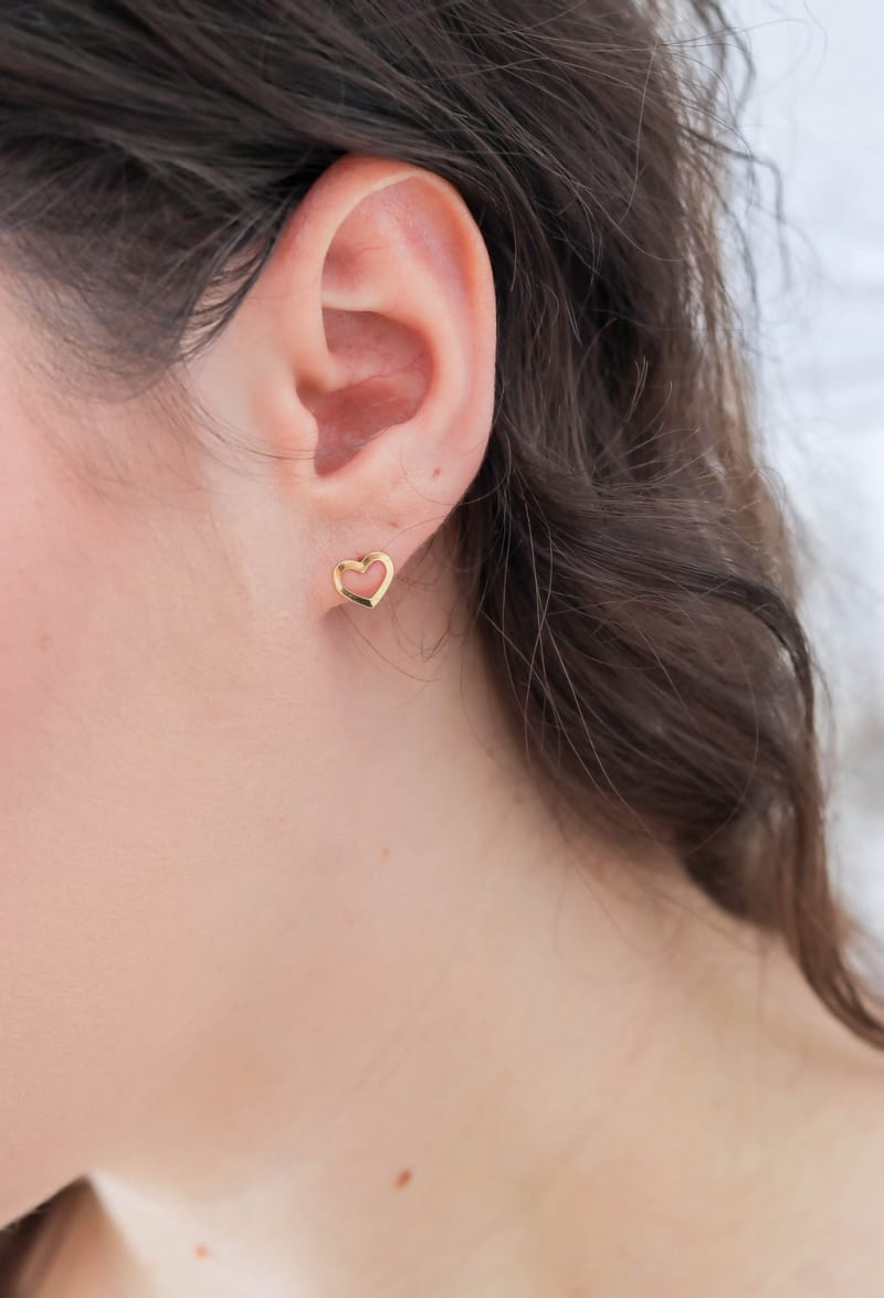 Brinco Pressão Coração Vazado Liso banhada a ouro 18k — TK Semijoias