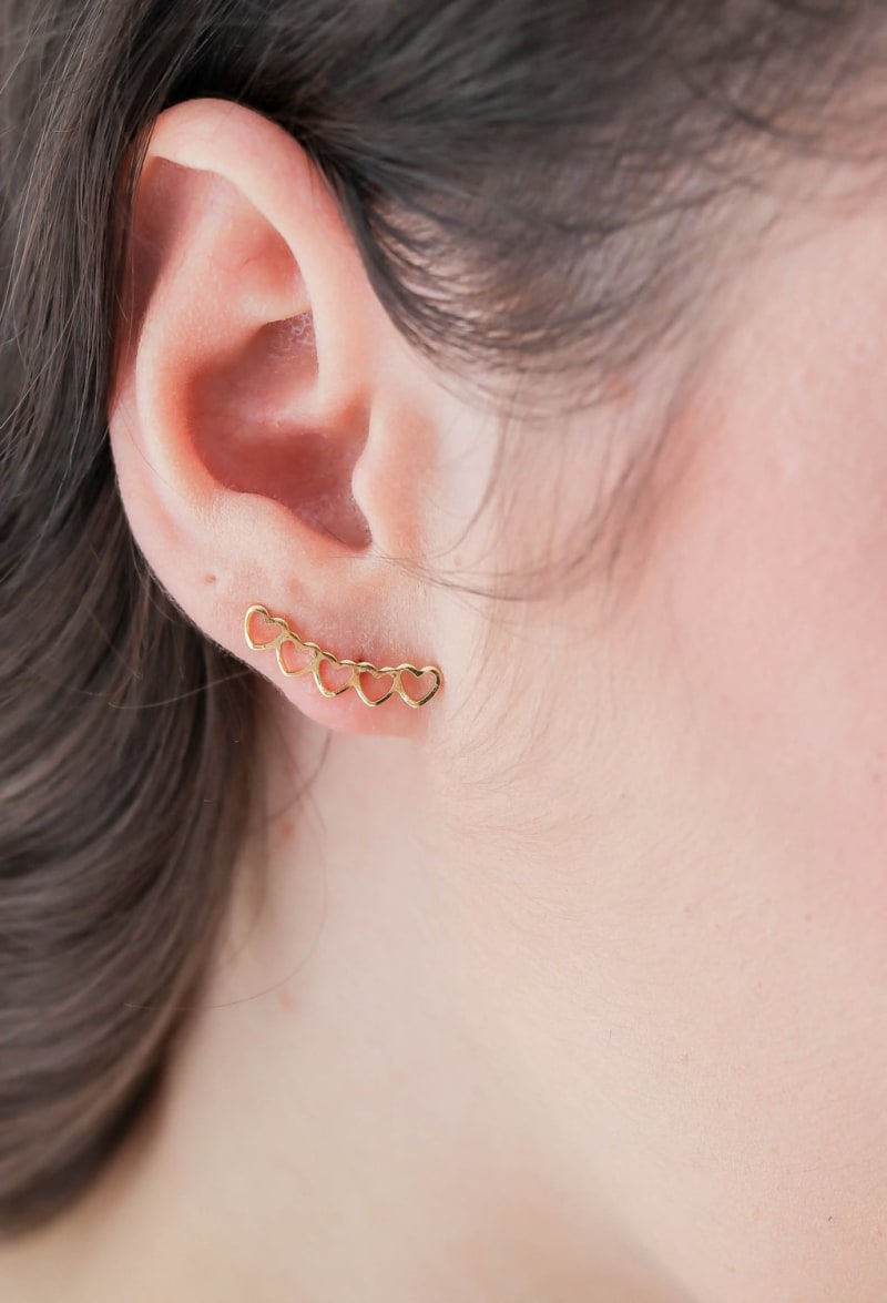 Brinco Ear Climber Trio Corações banhada a ouro 18k — TK Semijoias