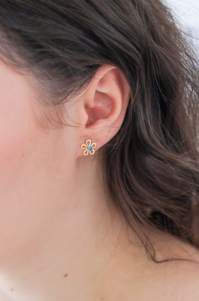 Brinco Flor Aberta Zircônia Azul banhada a ouro 18k — TK Semijoias