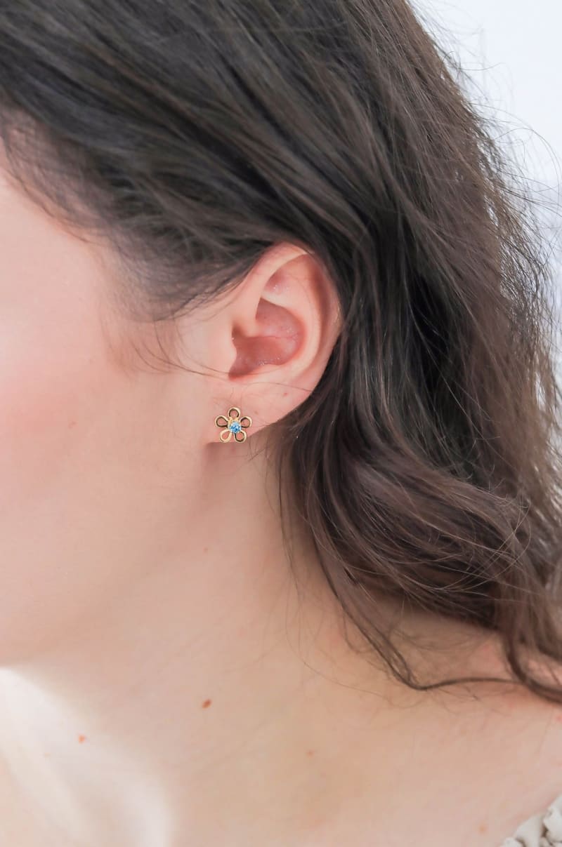 Brinco Flor Aberta Zircônia Azul banhada a ouro 18k — TK Semijoias