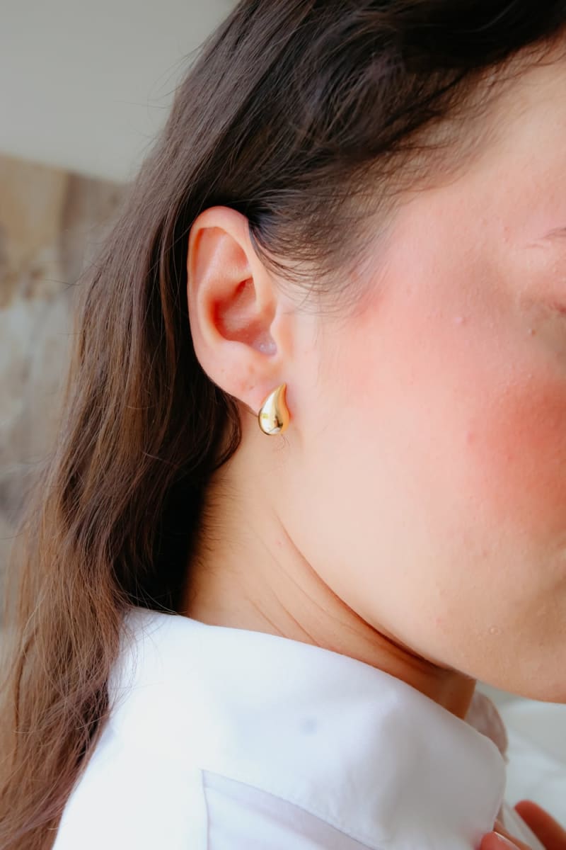 Brinco Gota Pequena Lisa Dourada banhada a ouro 18k — TK Semijoias