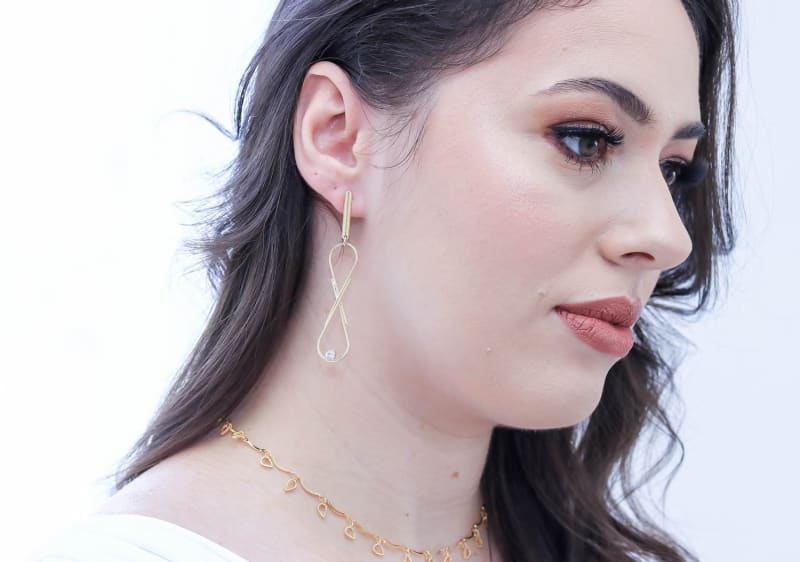 Brinco Palito Infinito com Zircônia banhada a ouro 18k — TK Semijoias