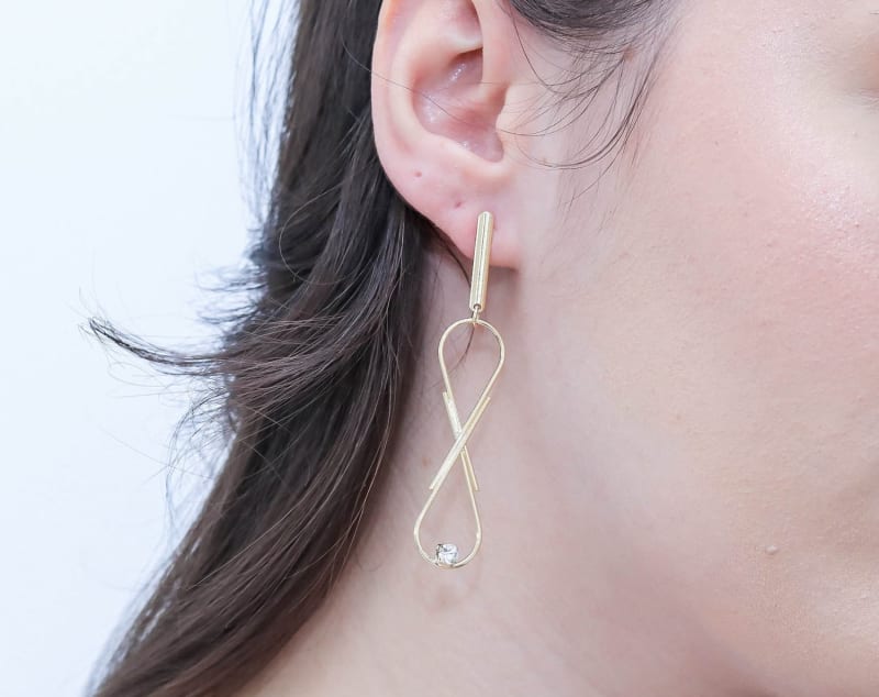 Brinco Palito Infinito com Zircônia banhada a ouro 18k — TK Semijoias