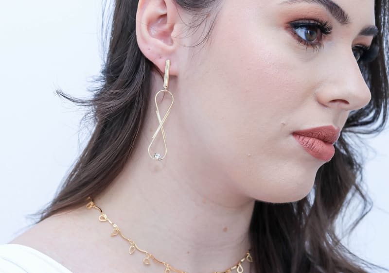 Brinco Palito Infinito com Zircônia banhada a ouro 18k — TK Semijoias
