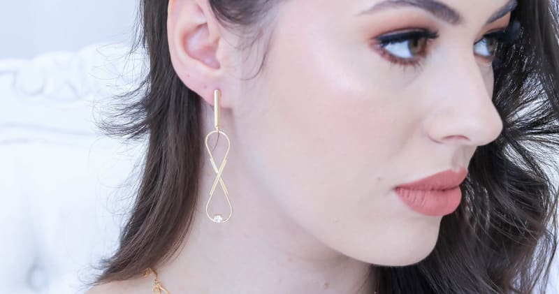 Brinco Palito Infinito com Zircônia banhada a ouro 18k — TK Semijoias