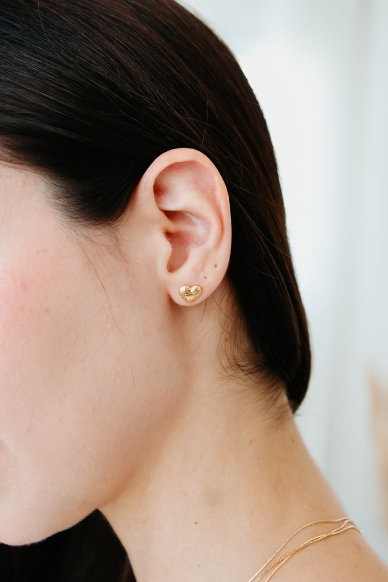 Brinco Coração Sólido Facetado Polido banhada a ouro 18k — TK Semijoias