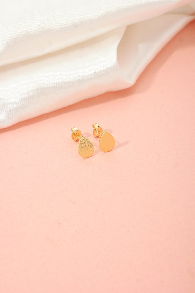 Brinco Gota Dourada Acetinada banhada a ouro 18k — TK Semijoias