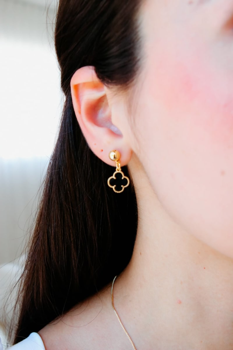 Brinco Trevo Dubai — Quartzo Preto & Ouro banhada a ouro 18k — TK Semijoias