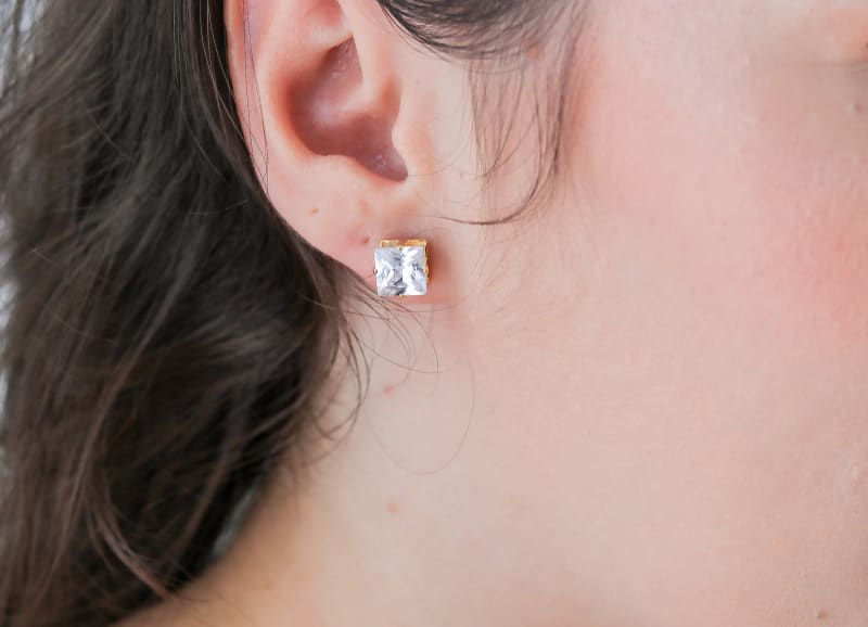 Brinco Carré de Zircônia Cristal M banhada a ouro 18k — TK Semijoias