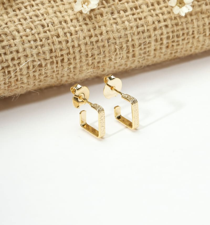 Argola Quadrada Geométrica P banhada a ouro 18k — TK Semijoias
